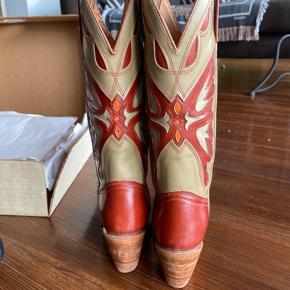 VINTAGE “Miss Capezio” Tan and Red Butterfly Cowboy Boots 🦋 - Picture 5 of 17